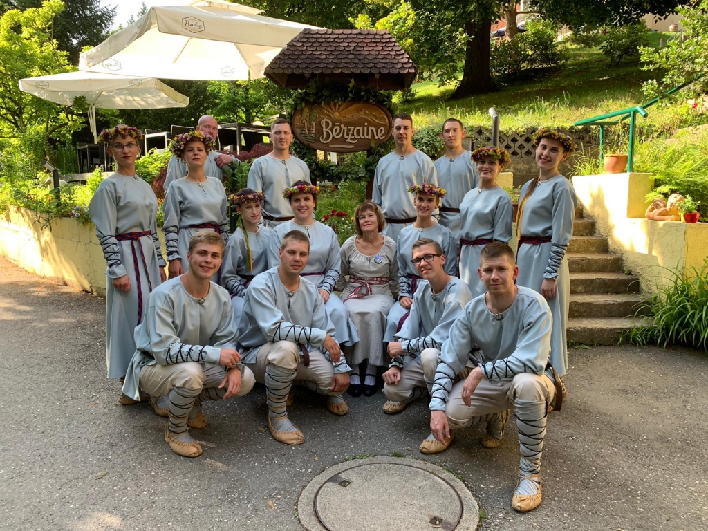 Stāmerienas jauniešu deju kolektīvs “Poga” Jāņos rībināja Vāczemi.	
Autors: no personiskā arhīva