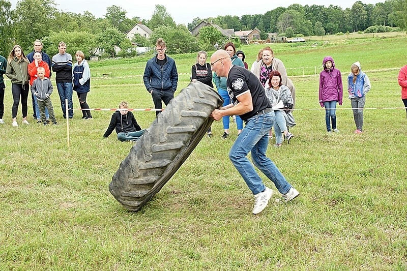 Sporta sacensībās “Rankas vikings” bija jāveļ riepas, jāvelk automašīna un jāsviež baļķis. 
Autors: no svētku arhīva