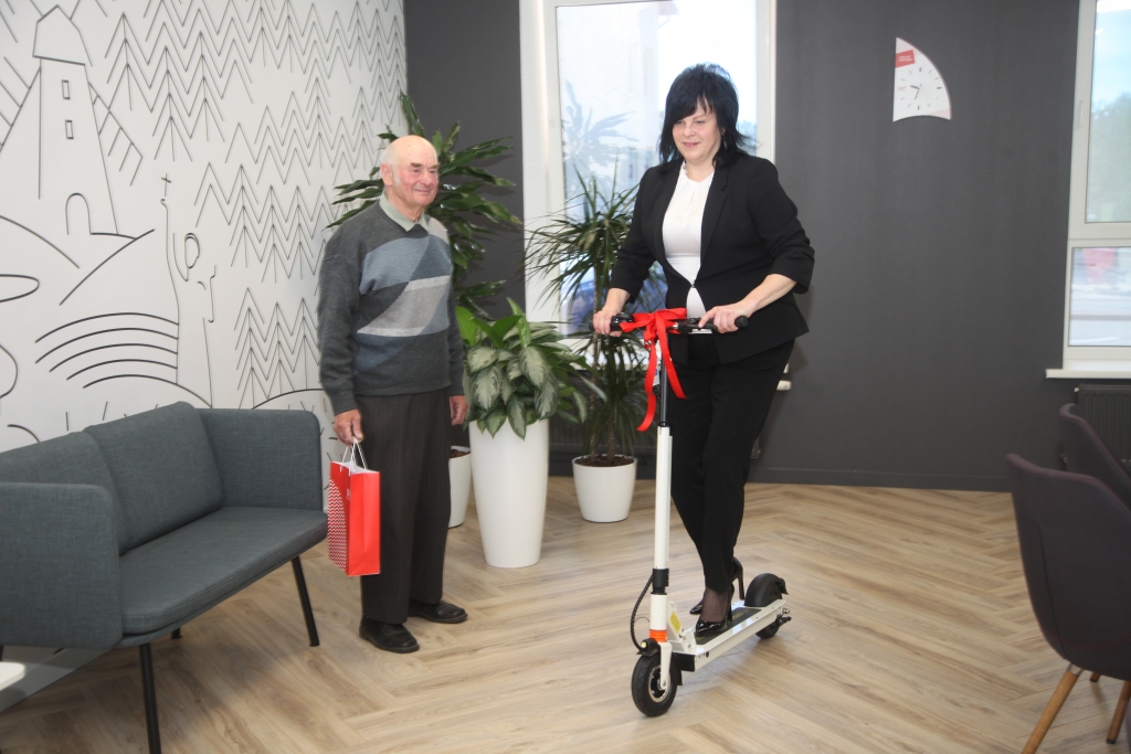 Elektriskais skrejritenis nav’a nekāds divritenis,
Modes lieta - dārgs pēc suņa, galvai vajadzīga bruņa.
Bet, ja prātīgi pa telpu, augstpapēžos, vieglu elpu,
Tad var rullēt visu dienu, lūkojot tik pretī sienu. 
Autors: Gatis Bogdanovs