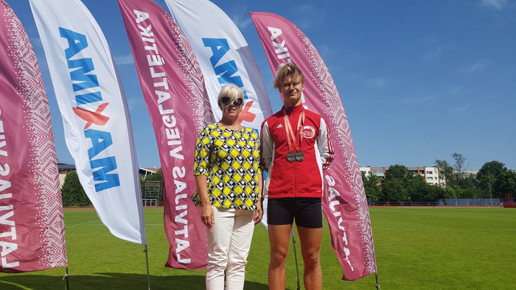 Trenere Irēna Aizpure ar Rolandu Blūmu U-16 LV čempionātā.
Autors: no privātā arhīva