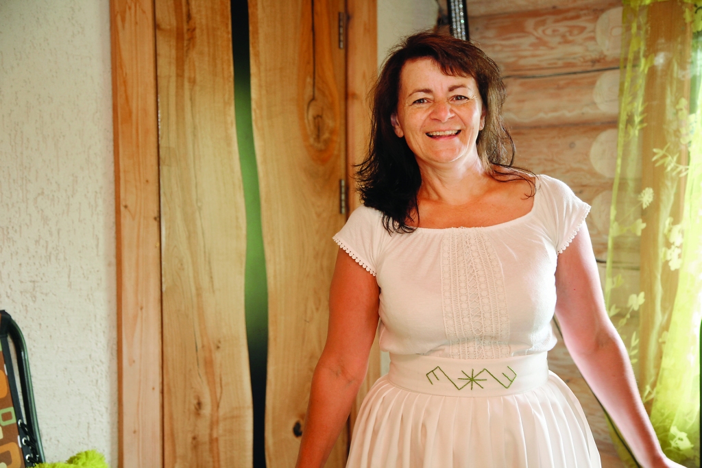 Šajos Jāņos Elita Birže iedejoja pašas gatavotās pastalas, bet drīzumā būs gatavs viss goda tērps.  
Autors: Gatis Bogdanovs