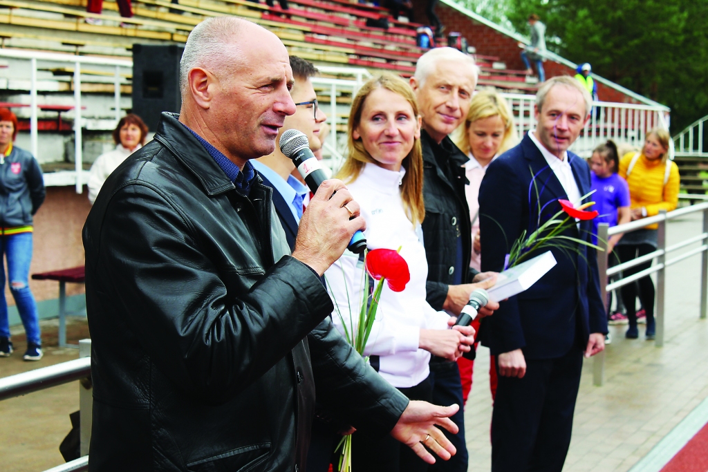 Sporta veterānus no visas Latvijas Gulbenē uzrunāja un veiksmīgus startus vēlēja Latvijas Sporta veterānu savienības prezidents Ivans Klementjevs. 		
Autors:  Ziedonis Lazdiņš