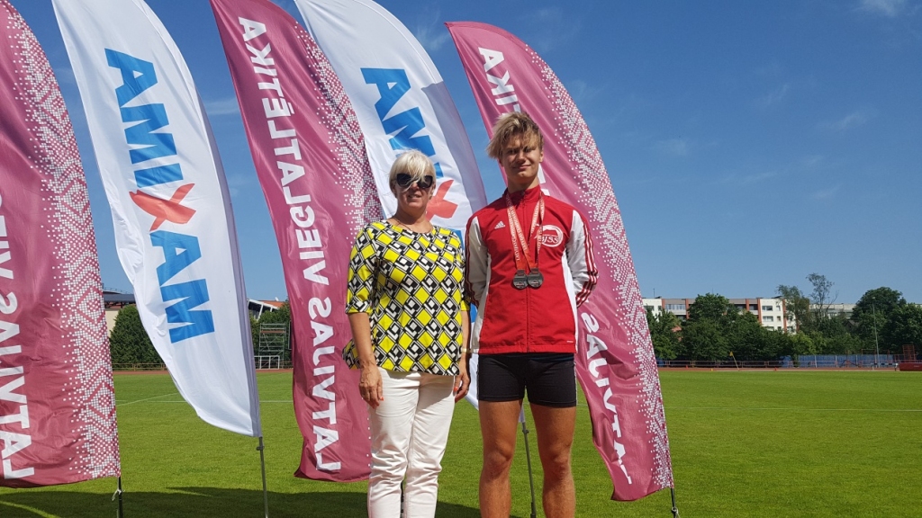 Trenere Irēna Aizpure kopā ar Rolandu Blūmu (U-16) Latvijas čempionātā.  
Autors: no personiskā arhīva