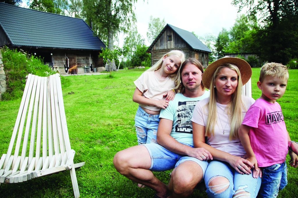 Stāmerienas pagasta “Birzmaļus” iemīļojusi Corndorfu ģimene no Rīgas. Viņi te saimnieko jau trīs gadus. Agnese “Dzirksteli” cienā ar pašu audzētu piparmētru tēju un kopā ar vīru Eināru atzīst, cik ļoti šī vieta, kas savulaik bijusi Agneses vecmammas dzimtās mājas, ir spējusi savaldzināt. “Sirds pa šo laiku jau ir piesieta šeit. Šī vieta sniedz tik daudz enerģijas! Tā mums ir traģēdija, ja mēs, piemēram, Rīgā darba dēļ iesprūstam un netiekam uz šejieni,” saka Einārs. Arī abu bērni Beāta un Roberts “Dzirkstelei” stāsta, ka lauku mājās Stāmerienā ir daudzreiz labāk nekā Rīgā. “Te ir viss, ko es gribu! Te var skraidīt ārā basām kājām. Te nav kā Rīgā, kur jādzīvo iekšā un nav, ko darīt. Šeit ir pļava. Mēs ejam peldēt uz ezeru. Kopā ar brāli spēlējamies. Man patīk, kad mamma ar tēti mums uzliek baseinu. Tētis mums uztaisīja arī spēļu laukumiņu,” priecīgi stāsta Beāta. 	
Autors:  Gatis Bogdanovs