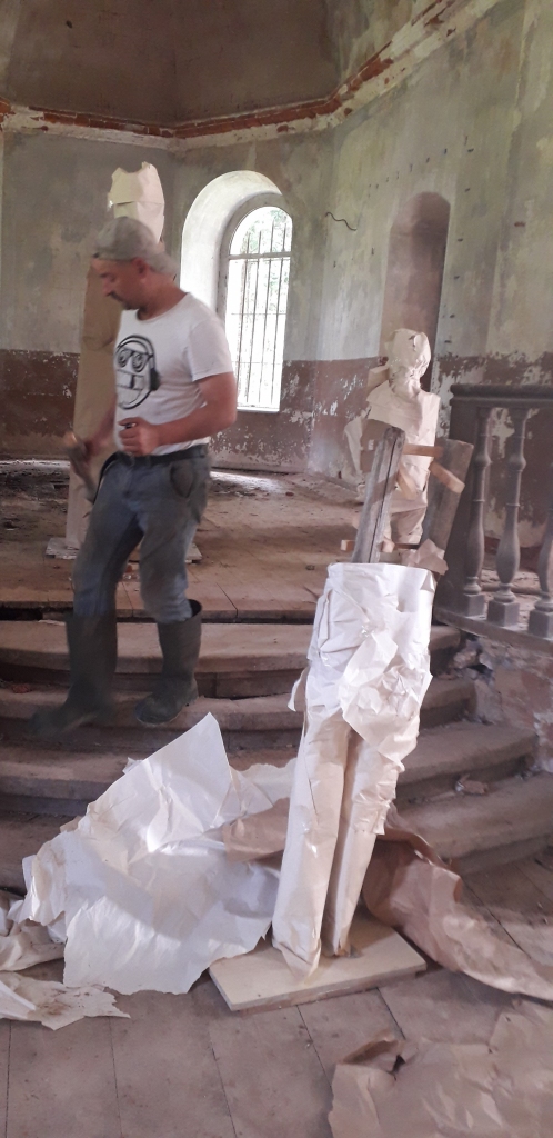 Pagājušajās brīvdienās Galgauskas pareizticīgo baznīcā pavērās skumja aina ar saplosītām mākslinieka Ivara Drulles veidotajām figūrām.
Autors: Mārīte Dzene