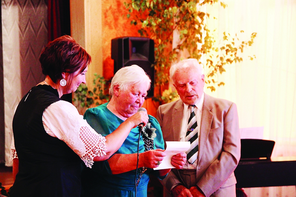 Pasākuma vadītāja Edīte Siļķēna zāles priekšā aicināja iznākt skolotājus, kas strādāja tagad un kādreiz Stāmerienas skolā, arī leģendāros skolotājus Līgu un Leonīdu Brosovus. 
Autors: Ailita Brezinska