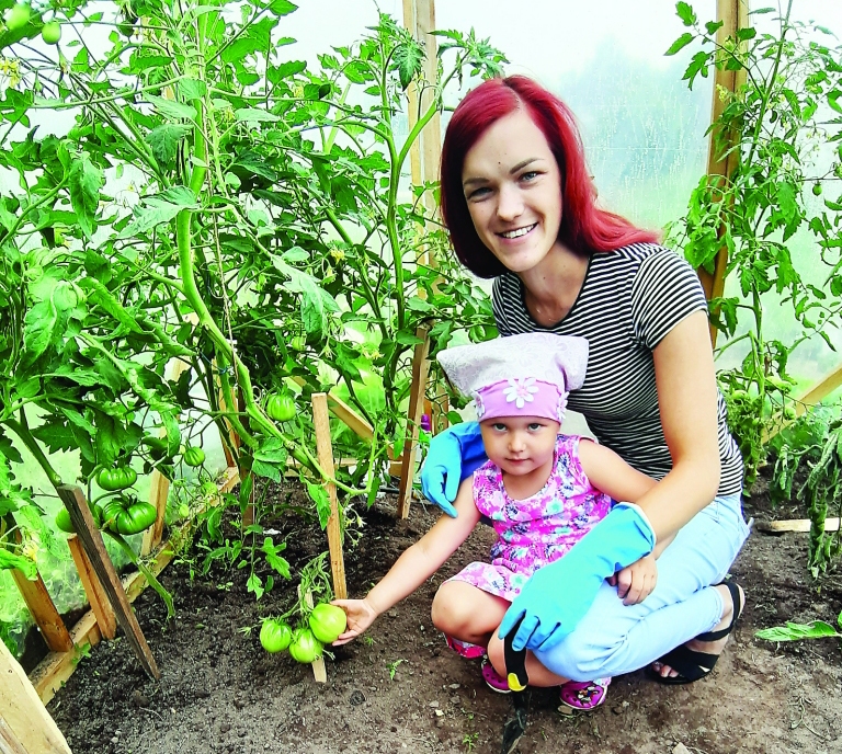 Sigitai Bukovskai liela palīdze ir brāļa meita Alise, kura gan palīdz tomātus aplaistīt, gan iznes no siltumnīcas nezāles. 	
Autors: Vanda Jurita Bariņa