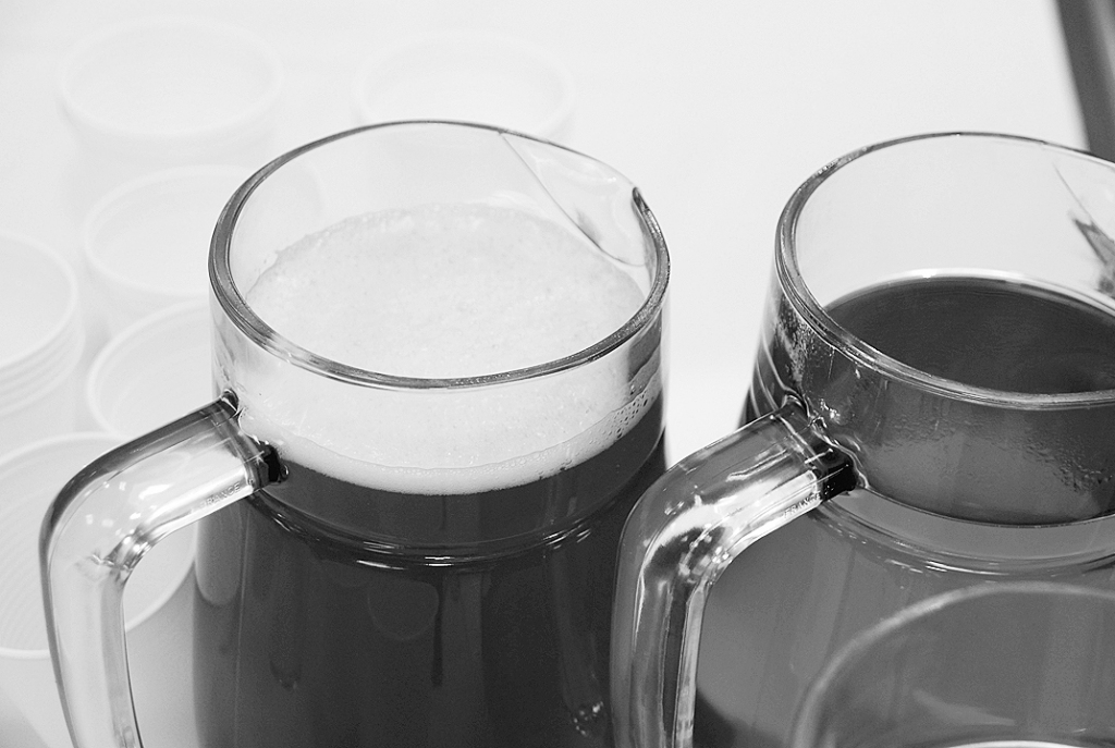 Viens alus kauss svētku vakarā nevienam nekaitēs. Taču, ja dzer daudz un no rīta vēl vajag salāpīties, lai justos labāk, tas ir viens no simptomiem, kas norāda – cilvēkam ir alkohola lietošanas problēmas.
Autors: DAINIS ĢELZIS