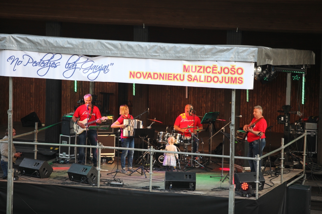 Ar Gulbenes novada vārdu saistīto estrādes muzikantu saiets Lejasciemā – tāds bija 13.jūlijā festivāls “No Pededzes līdz Gaujai”. Dažāda stila un dažādu paaudžu muzikanti piedalījās šajā pasākumā. Uzstājās arī mūžam jaunais “Litenietis”: Andris Maks (no kreisās), Ligita Plešanova-Jarusova, Gunārs Ozols un Aigars Amantovs. “Diriģēja” muzikantus Ligitas mazmeitiņa – divus gadus vecā Agnese. Šādā ģimeniski jaukā noskaņā skatītāji piedzīvoja atkaltikšanos ar tautas muzikantu kolektīvu.   
Autors: Gatis Bogdanovs