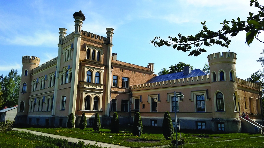 Šobrīd Gārsenes pilī atrodas Tūrisma informācijas centrs. Pili iespējams apskatīt gan individuāli, gan grupās, gan arī gida vadībā. Ja ir vēlme sastapt Gārsenes pils spoku - Zilo dāmu, uz pili jādodas diennakts tumšajā laikā.  
Autors: Pārsla Konrāde