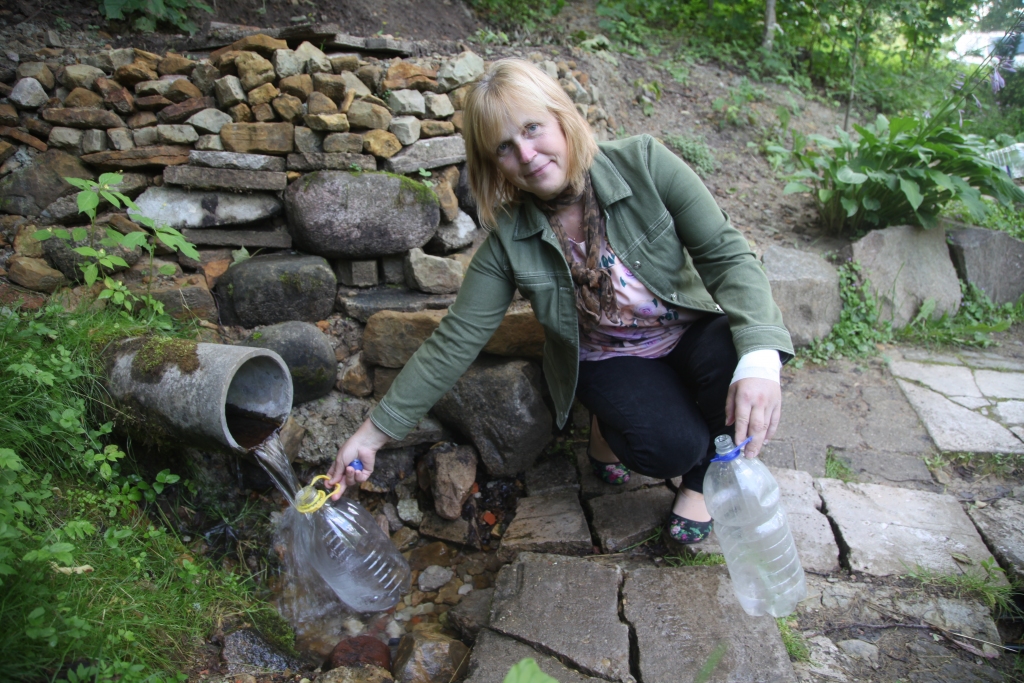 Lizumnieti Mārīti Keišu ceturtdienas pēcpusdienā satiekam Tirzas pagastā. Viņa bija atbraukusi pasmelt ūdeni no īpašā avota, kas skaisti iekopta vietā tek netālu no brīvdabas estrādes. “Mums Lizuma nav tāda avota,” “Dzirkstelei” saka M.Keiša. Šis Tirzas avots esot ļoti iecienīts. Nereti dēls te pasmeļot ūdeni, lai vestu kā ciemakukuli uz Rīgu. Tātad ir tā vērts! Tirzas pagasts ir bagāts ar avotiem, vietējie “Dzirkstelei” stāsta, ka  pavisam esot kādi četri, no tiem plašāk pazīstami – divi. Abi atrodas blakus dzīvojamām mājām un ir ļoti populāri. Avots pie estrādes nav mazāk populārs par oficiālo svētavotu, kas ir baznīcas tuvumā. 	
Autors: Gatis Bogdanovs