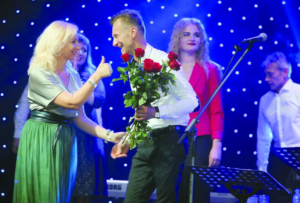 Kolēģi, radi, draugi, fani un tie, kuri tieši šoreiz sadzirdēja Grega mūziku un iemīlēja to – viņi visi sestdien, 20.jūlijā, bija kopā Grega jubilejas koncertā. Viņš saņēma daudz ziedu, komplimentu, aplausu un sirsnības. Gregs arī izbaudīja prieku muzicēt kopā ar savu ģitārspēles skolnieci Amandu Baldoni (no labās). 	
Autors: Gatis Bogdanovs