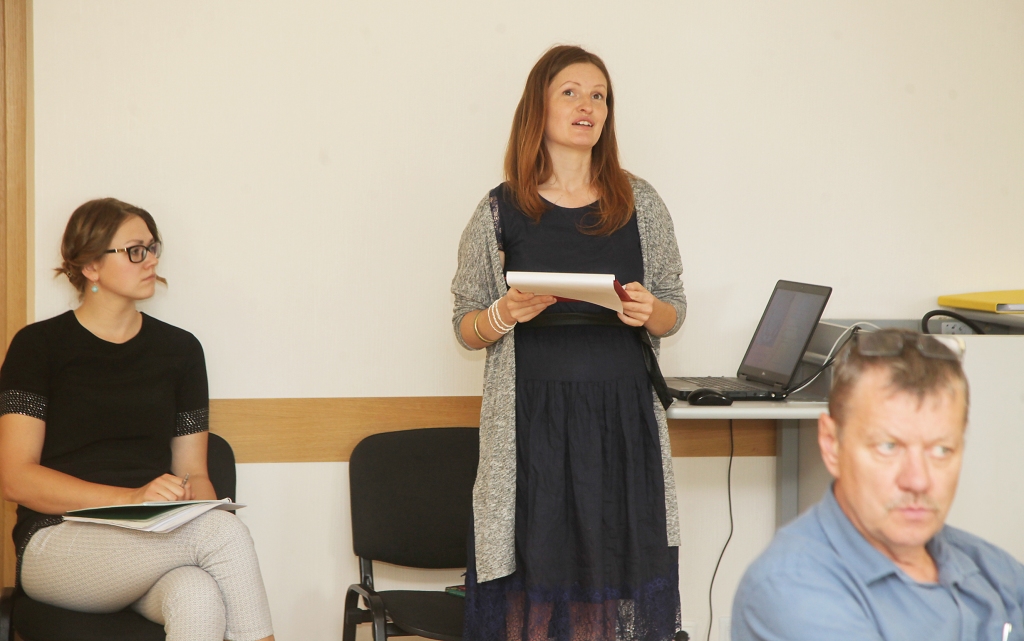 Kā ieguldījumu bērnu izglītībā tirzmaliete Rūta Avota definē vecāku līdzmaksājumus, laižot savas atvases mācīties Valdorfa pedagoģijas klasē. Viņa pati savu meitu Rīga ir skolojusi šādas pedagoģijas izglītības iestādē. Tagad meita mācās Tirzas pamatskolā un pārmaiņas pieņēmusi viegli.
Autors: Gatis Bogdanovs