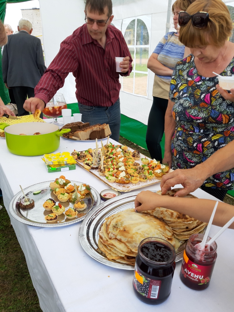 Kopumā pusdienas gatavoja sešas saimnieces, kuras bija parūpējušās gan par zupu, gan uzkodām un pat svētku torti.
Autors: Vanda Jurita Bariņa
