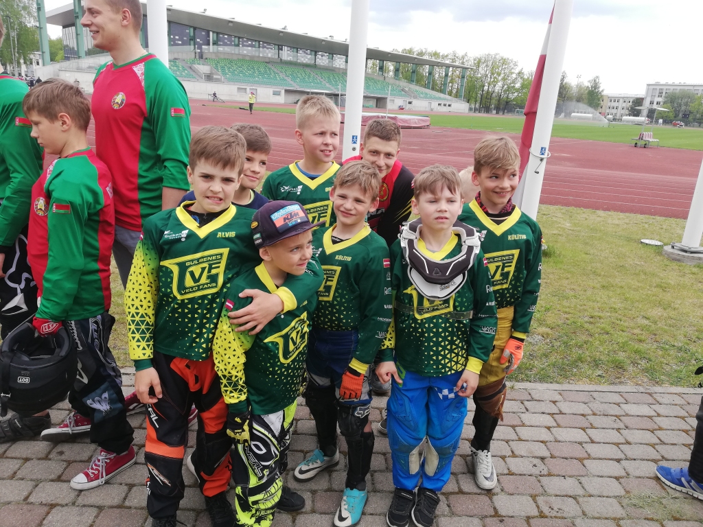 Pagājušo trešdien Valmieras jaunajā BMX trasē “Gulbenes Velo fana” sportisti aizvadīja kopīgu treniņu ar savu lielo autoritāti sportā Māri Štrombergu. 	
Autors: Diāna Tuča