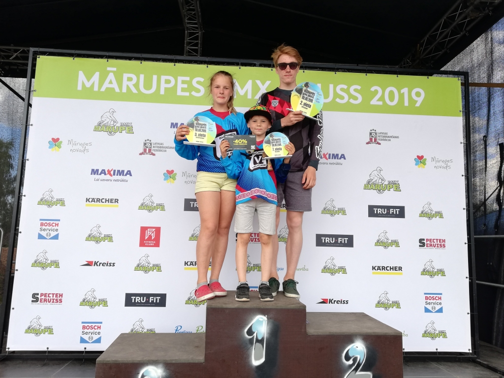 Prieks par dalību un par sasniegumiem ir “Gulbenes Velo fana” jaunajiem sportistiem Esterei Zušai, Dominikam Zušam (priekšplānā) un Danielam Eglītim. 
Autors: Diāna Tuča