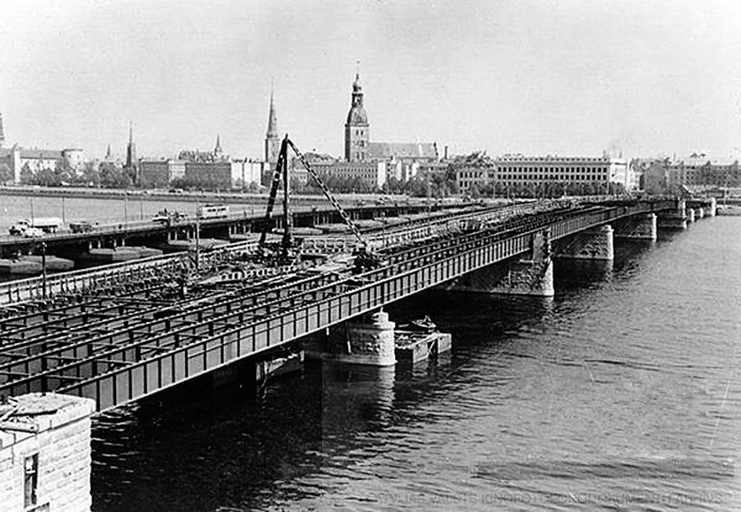 Oktobra (tagad - Akmens) tilta celtniecība.