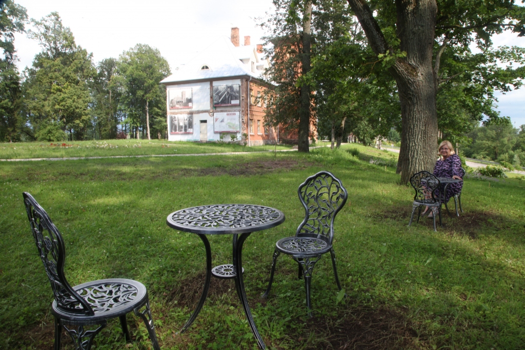 Parks pie Sarkanās pils gatavs uzņemt viesus Gulbenes Pilsētas svētkos. 	
Autors: Gatis Bogdanovs