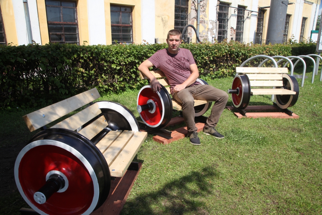 Jaunos, interesantos soliņus, kas izgatavoti no nolietotiem vagona riteņiem, izmēģina pats Raitis Melders.  
Autors: Gatis Bogdanovs