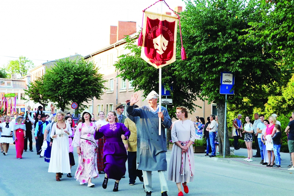 Amatierteātru salidojumā Alūksnē Gulbenes Tautas teātra dalībniekus sevišķi iepriecināja krāšņais gājiens, kurā katrs kolektīvs atklāja sava veida spoguļošanos, bet aizkustināja vairāk nekā 1700 aktieru sadziedāšanās Pilssalas brīvdabas estrādē. 	
Autors:  Evita Aploka