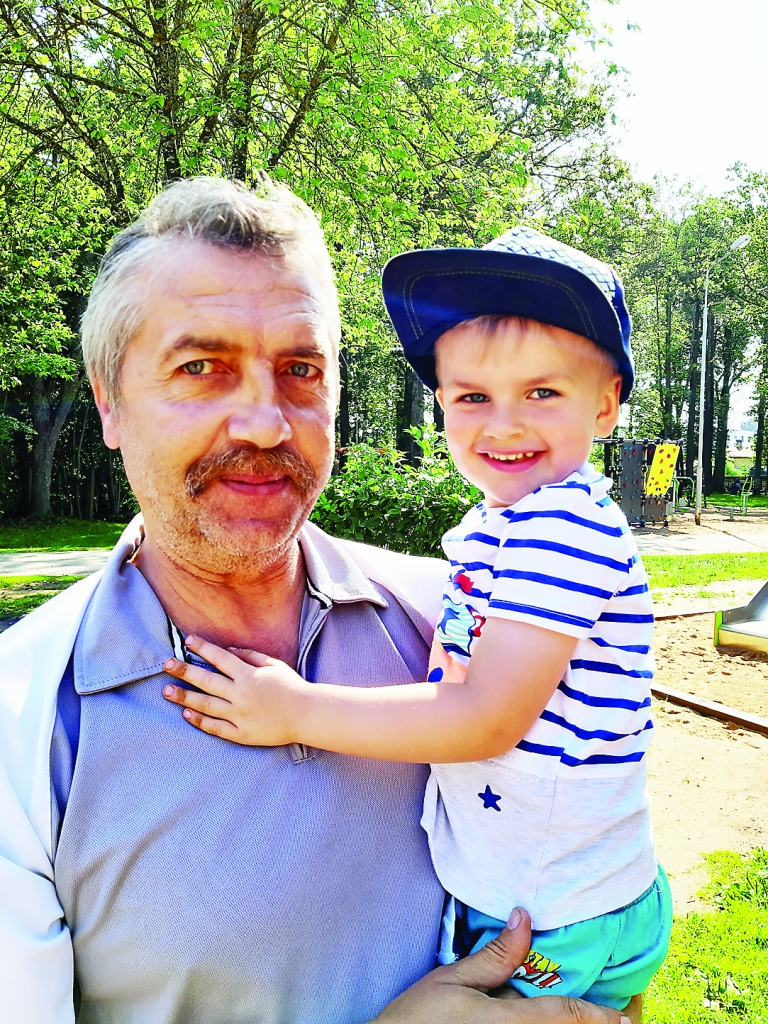 Jānis Mikolajs ar mazdēlu Rihardu, gulbenietis