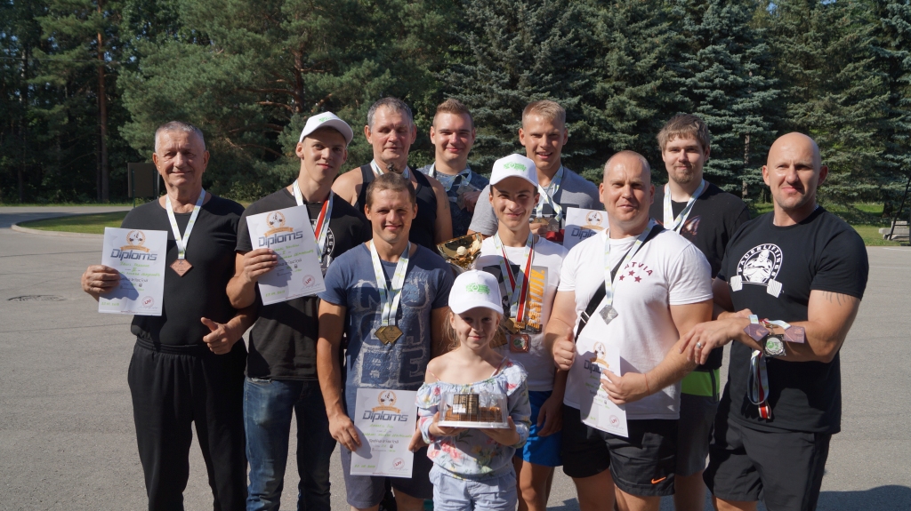 “Gulbenes K.S.P.” bija lielākā komanda, kura ieradās uz Ķekavas novada čempionātu svaru stieņa vilkšanā no zemes un izcīnīja 1.vietu.
Autors: no personiskā arhīva