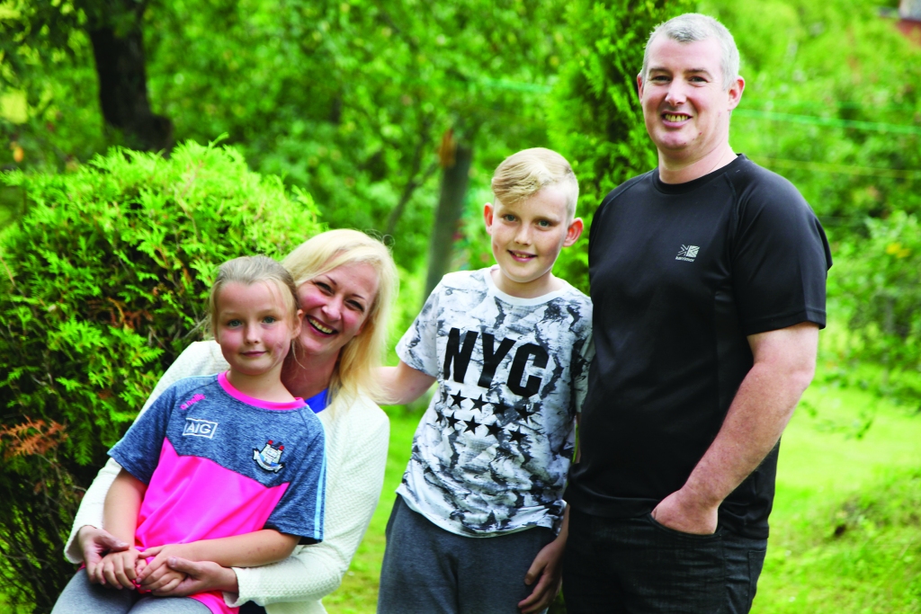 Hollandu ģimene – gulbeniete Ilze ar vīru Niallu, bērniem Kevinu un Džesiku. Vasarās viņi vienmēr brauc uz Gulbeni, jo te ir Ilzes vecāku māja. Te viņi rod harmoniju dvēselei, bauda mieru un klusumu. Arī abu bērniem te patīk, tikai pietrūkstot datorspēļu, kuras uz šejieni netiek ņemtas līdzi apzināti. 
Autors: Gatis Bogdanovs