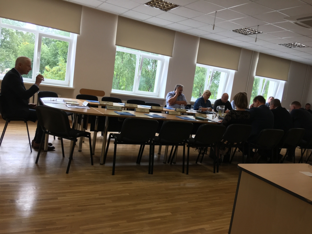 Tikai 10 no kopumā 17 vietējiem deputātiem bija ieradušies uz Gulbenes novada domes 31.jūlija ārkārtas sēdi. Pustukšās krēslu rindas pie domes sēžu galda klātesošajiem lika aizdomāties, vai tikai tas nav dažu deputātu apzināts boikots. Jau iepriekš no šajā sēdē klāt nebijušo deputātu puses publiski bija izskanējusi asa kritika par gaidāmo reformu pašvaldības administrācijā. 
Autors: Diāna Odumiņa