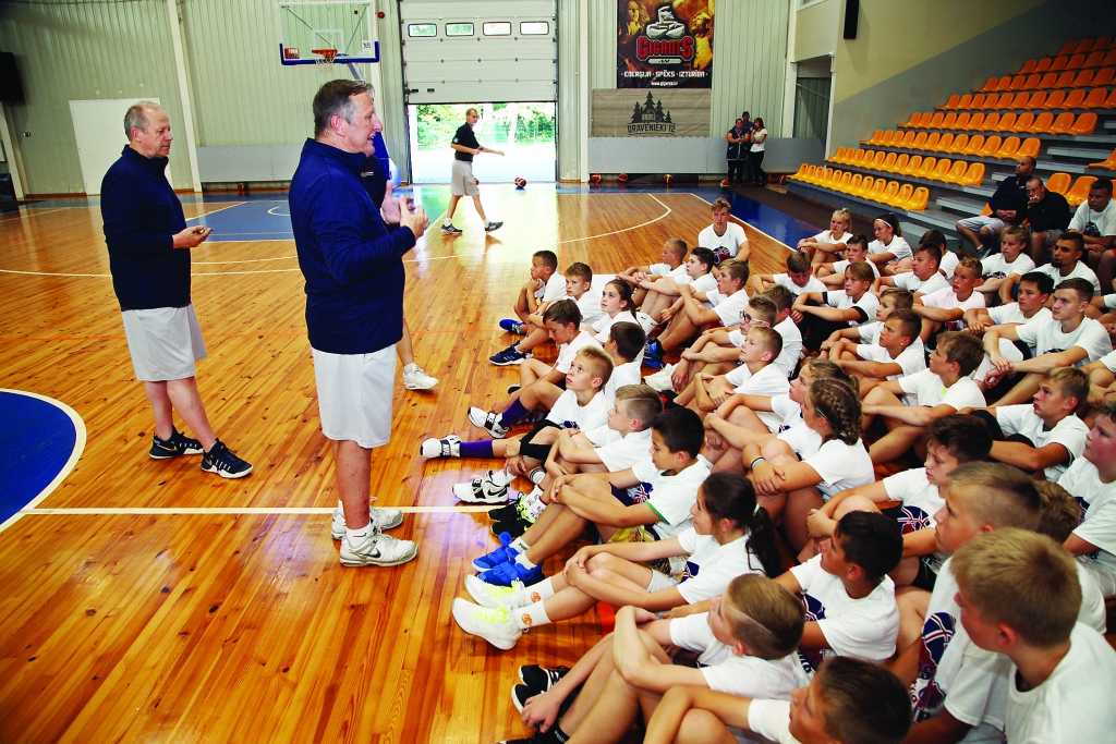 Visi basketbola nometnes bērni tika pie jauniem krekliņiem, kuri tika atvesti no Amerikas.  
Autors: Gatis Bogdanovs