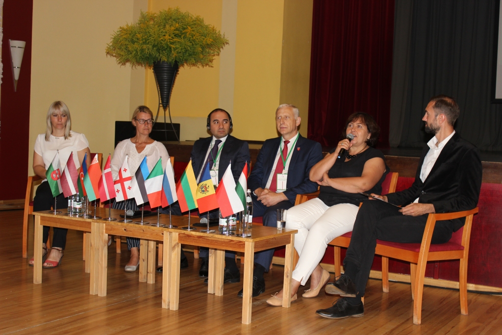 Paneļdiskusija par starptautiskās sadarbības plusiem un mīnusiem. Diskusijā piedalījās Gulbenes novada domes priekšsēdētājs Normunds Audzišs, Latvijas Pašvaldību savienības padomniece ārējo sakaru jautājumos Ligita Pudža, Azerbaidžānas parlamenta deputāts Milli Medžlisa un reģionālo lietu komitejas loceklis Kamrans Bairamovs, kā arī Gulbenes novada iedzīvotājas Aija Supe un Laura Anže.  
Autors: Gunta Kalmane