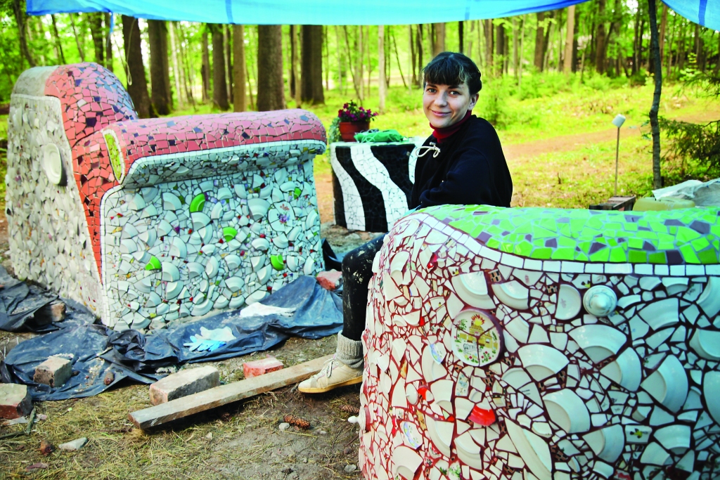 Māksliniece Linda Riņķe, kura mājas radusi Spānijā, šovasar atkal ir Gulbenē, jo rada unikālu vietu Stāķu parkā – dabas viesistabu. Viņa stāsta, ka šī ir vieta, kur cilvēki izmetuši miskastes. Radās ideja šajā vietā uztaisīt kaut ko būtiskāku. Pirmais tapa galdiņš. Linda ilgi domājusi, kādas krāsas tam izvēlēties. Tapa ideja uztaisīt melnbaltu, lai ir akcents. Tapis arī krāsains atpūtas krēsls un dīvāns. 	
Autors: Gatis Bogdanovs