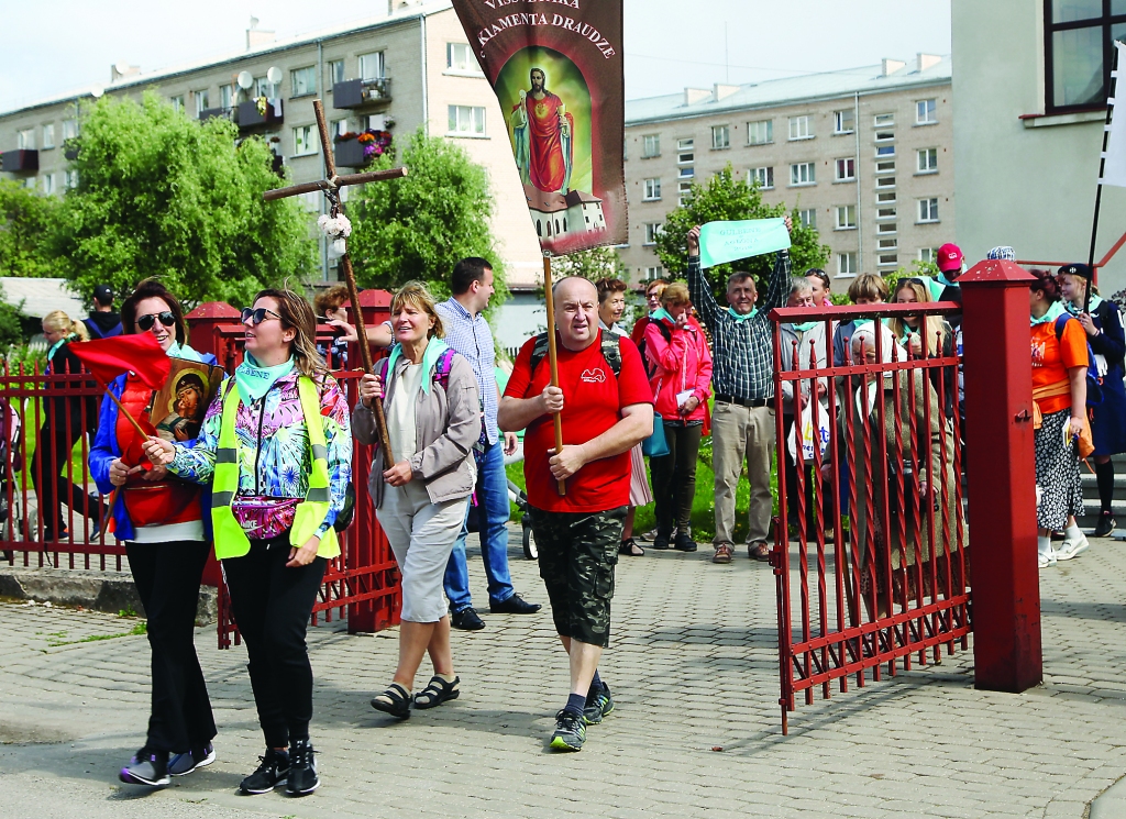 Svētdien ap pulksten 13.00 Gulbenes svētceļotāju grupa devās ceļā ar dziesmu. Gājienu uzsāka gan svētceļotāji, gan arī viņu pavadītāji. 
Autors: Gatis Bogdanovs