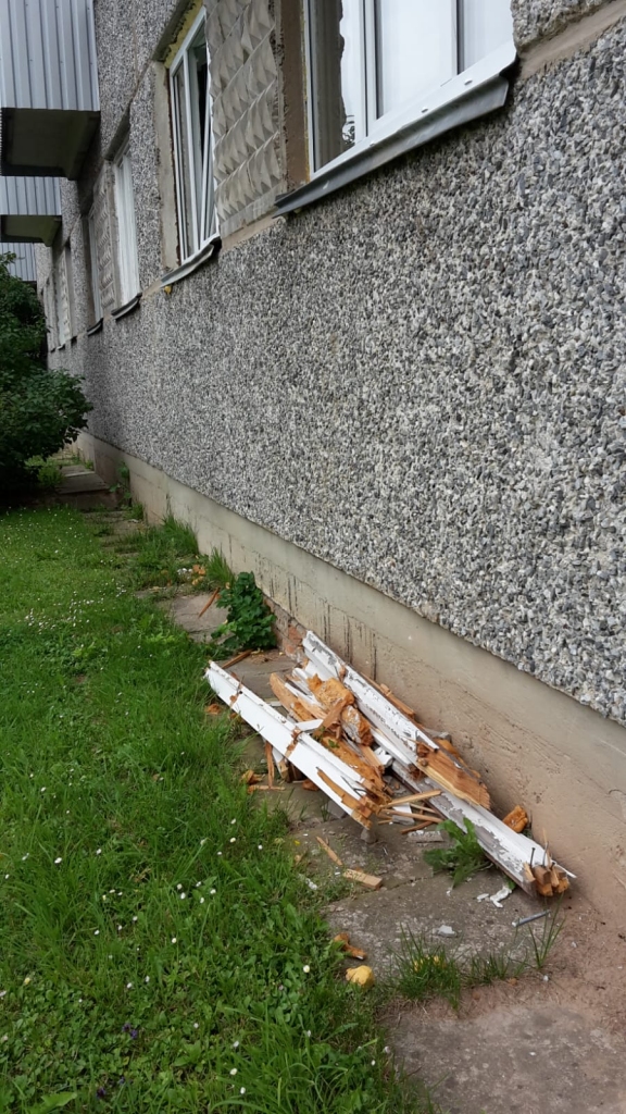 Gulbenē, Nākotnes ielā pie daudzdzīvokļu nama 2/1, kur apkārt skraida arī bērni, pie mājas zemē jau kādu laiku stāv palodzes ar naglām.
Autors: Inita Savicka