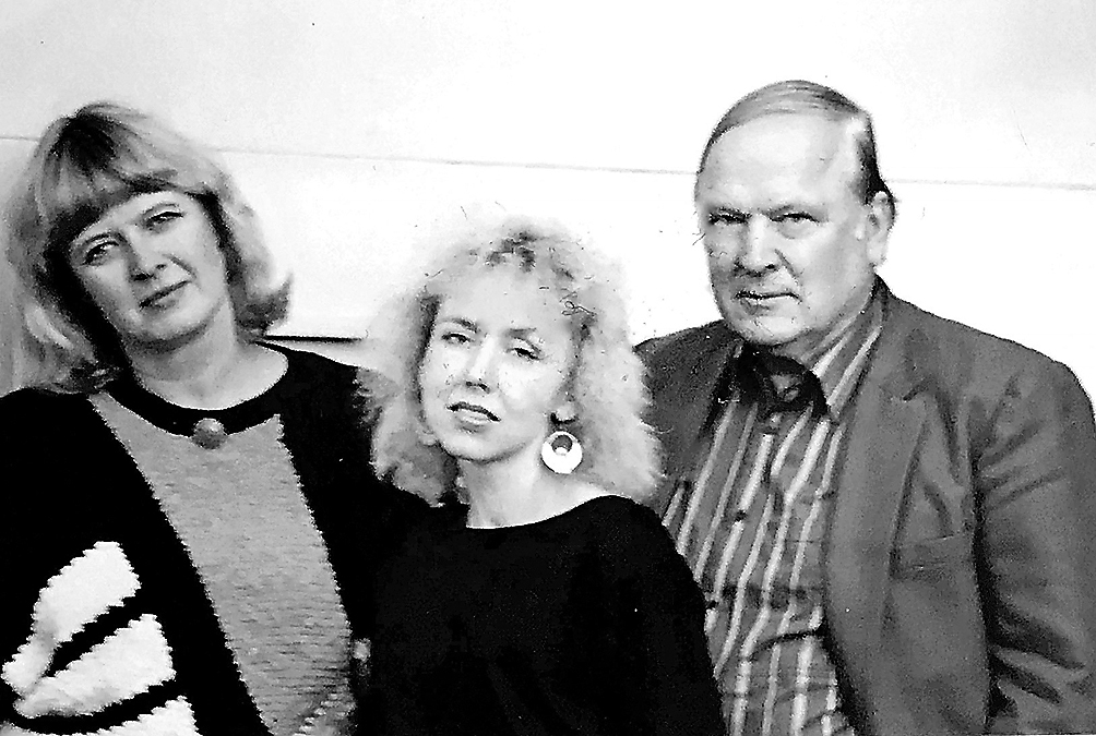 Dziesma “Manai tautai”, kuras vārdu autors ir Andris Ritmanis, bet mūziku komponējusi viņa meita Brigita (no kreisās), saviļņo mūs kopš 1988.gada. To festivālā “Liepājas dzintars” pirmo reizi Latvijā izpildīja Ieva Akuratere.
Autors: no A.Ritmaņa personiskā arhīva