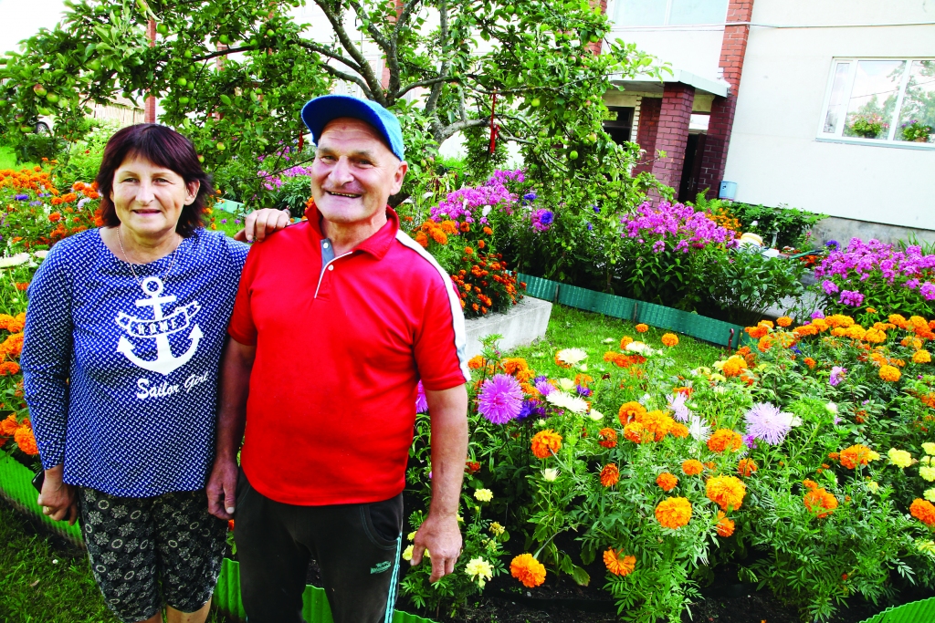 Ziedi, kas atnes prieku, harmoniju un mīlestību! Pašiem un citiem! Ne viens vien, braucot garām daudzdzīvokļu mājai “Gatves” Rankā, nolūkojas vai piestāj, lai papriecātos par to krāšņumu, ko katru vasaru spēj uzburt Juris Gailums. Par to prieks arī viņa sievai Gundegai.
Autors: Gatis Bogdanovs