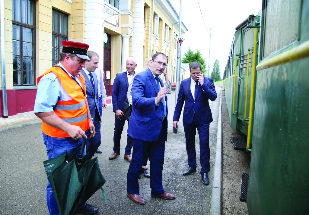 Satiksmes ministrs Tālis Linkaits (priekšplānā no labās) uz Alūksni, kur turpināja sarunas ar pašvaldību par ceļu un sabiedriskā transporta aktuāliem jautājumiem, devās bānītī. SIA “Gulbenes – Alūksnes bānītis” valdes loceklis Aldis Kreislers (no kreisās) ministru iepazīstināja arī ar platsliežu dzelzceļa depo, kuru izmanto ritošā sastāva novietošanai un kur atrodas mehāniskās darbnīcas, kuras apsaimnieko SIA “Gulbenes – Alūksnes bānītis”. 
Autors: Gatis Bogdanovs