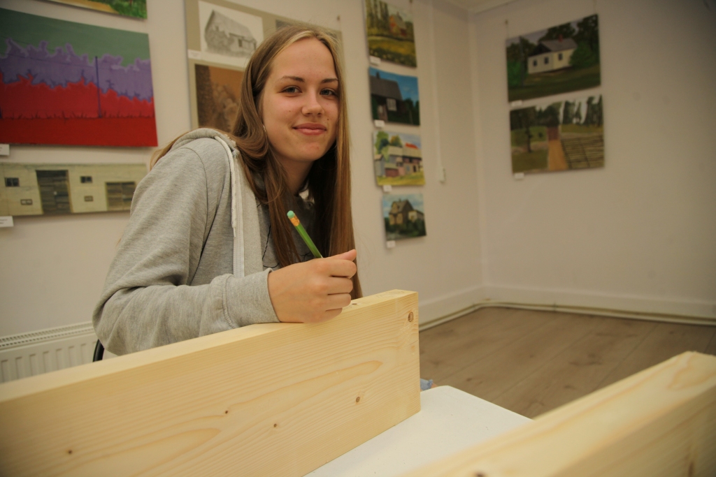 Brīvā atmosfērā, ļaujot vaļu fantāzijai, savu laimes pakāpienu veido lejasciemiete Jana Blūma.
Autors: Gatis Bogdanovs