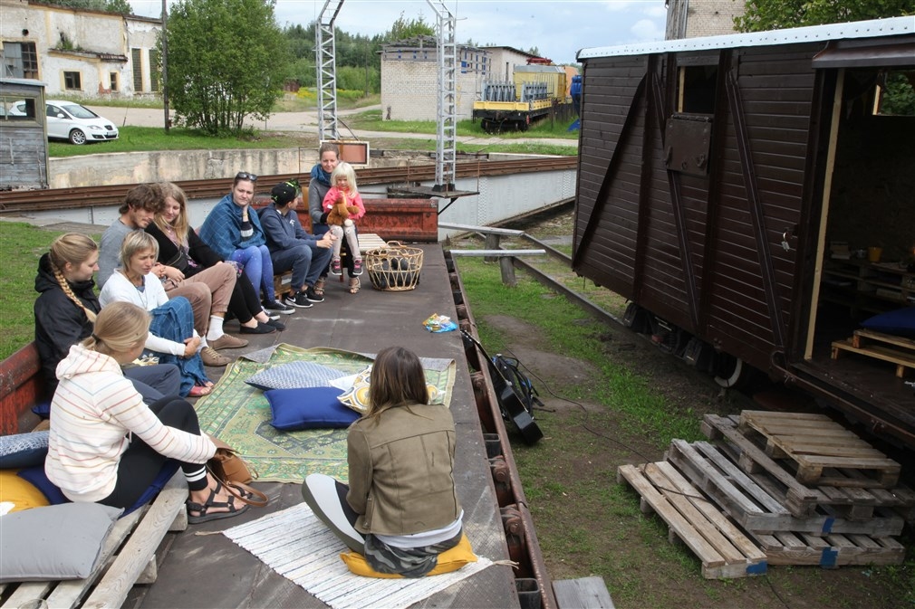 Pagājušās nedēļas nogalē “Vagonā” norisinājās pasākums, kurā bija iespēja uzzināt par “Zero Waste” kopā ar Beāti Skvorcovu un padziedāt kopā ar kādreizējo brīvprātīgo jaunieti Frančesko Kasisu.
Autors: Gatis Bogdanovs