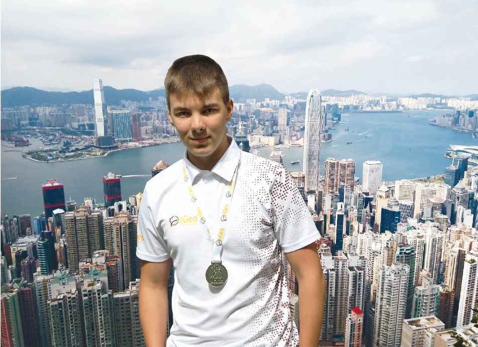 Priecīgs par sasniegto pasaules ģeogrāfijas olimpiādē ir ģimnāzists Kārlis Bošs - viņam ir sudraba medaļa! Kārlis atzīst, ka olimpiādē bez satraukuma nav izticis, jo pārstāvējis taču savu valsti. Bijusi iespēja arī iepazīt Honkongu, dodoties ekskursijās. 	
Autors: Gatis Bogdanovs un no personiskā arhīva