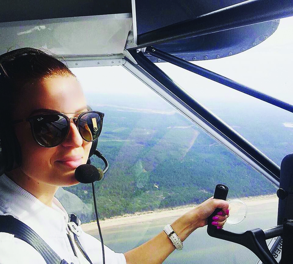 Diāna Nagle pilotē gaisa kuģi “Aeroprakt-22”. 	
Autors: no personiskā arhīva