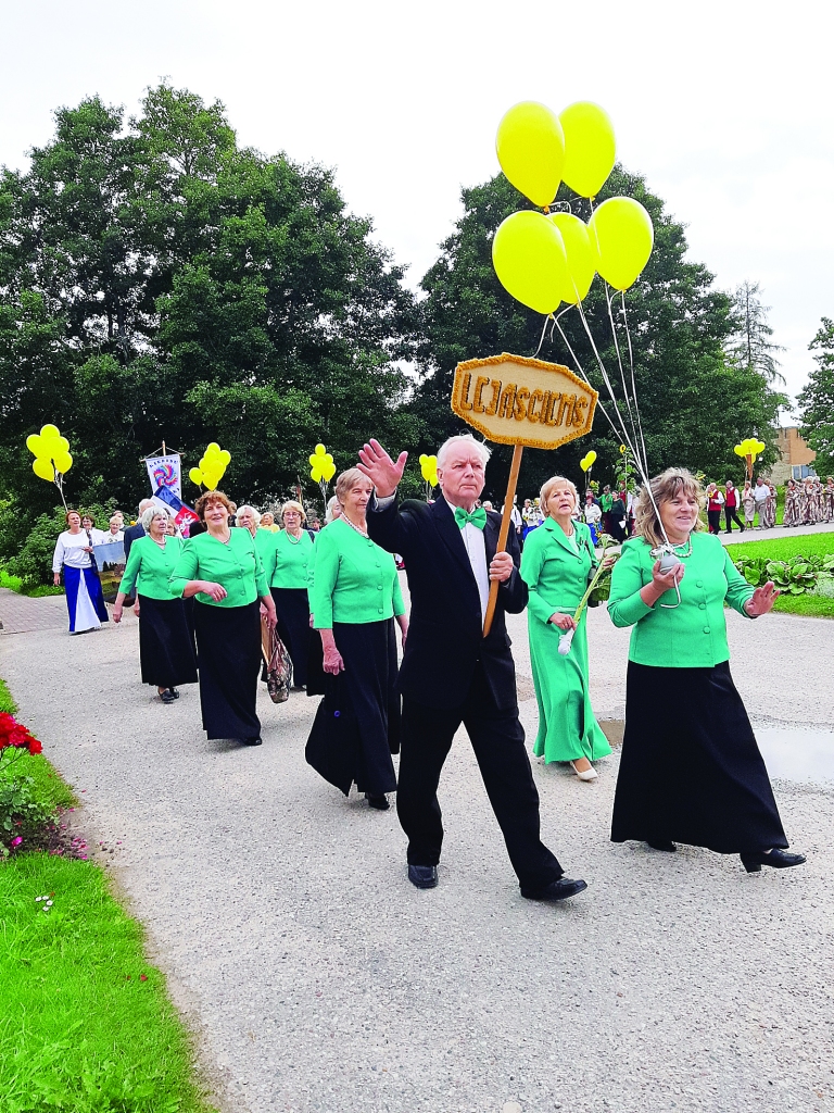Lejasciemieši svētku gājienā dziedāja “Bēdu manu lielu bēdu”. 	                              
Autors: Vanda Jurita Bariņa