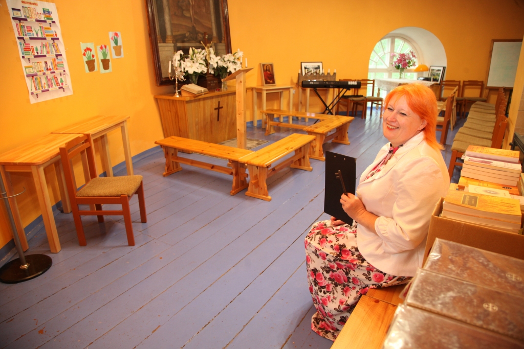 Gulbenes luterāņu draudzes vecākā Iveta Zvirgzdiņa saka, ka tagad dievkalpojumi notiek baznīcas otrajā stāvā mazajā zālē, tieši tāpat kā 2017.gadā, kad baznīcā arī notika remontdarbi. 	
Autors: Gatis Bogdanovs