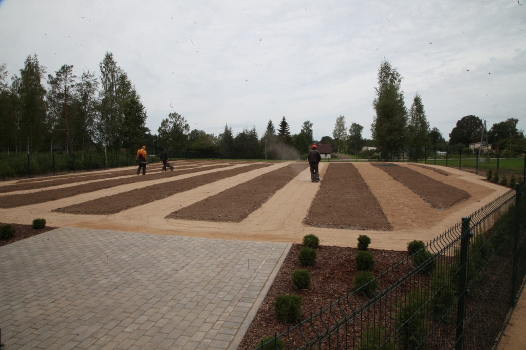 Dzīvnieku kapsēta ir 2000 kvadrātmetrus liela. Apbedījuma vietas ir tumšākas, tur jau ir iesēta zālīte. Pa vidu top celiņi.
Autors: Gatis Bogdanovs