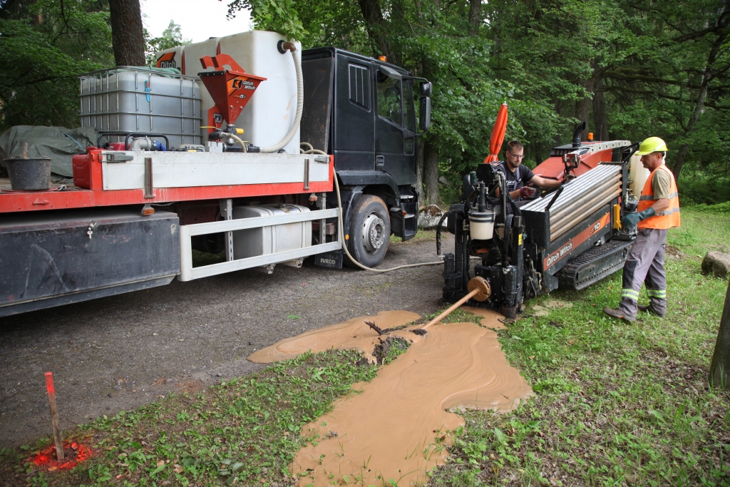 Spārītes parkā pagājušajā nedēļā tika vilkti elektrības kabeļi, izmantojot urbšanas, nevis rakšanas metodi, lai saudzētu koku saknes. 
Autors: Gatis Bogdanovs