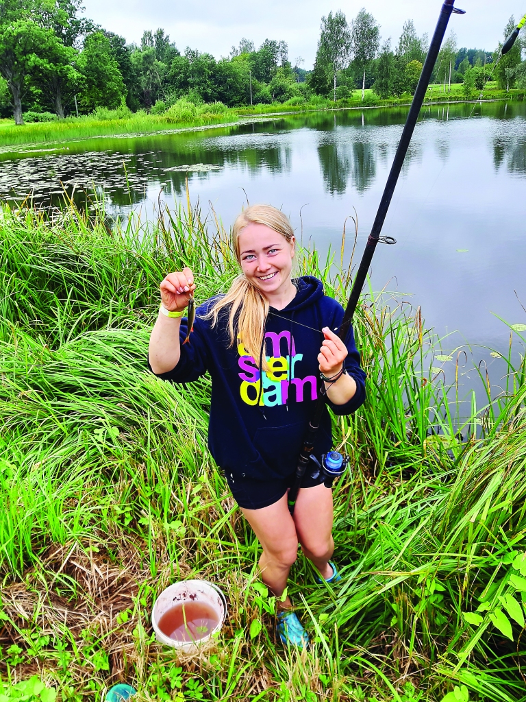 Pirmo vietu sieviešu konkurencē izcīnīja Kintija Bačka. Savukārt Baltiņu ģimene bija sagatavojusi pārsteigumu – torti par godu makšķerēšanas sacensībām.
Autors: Vanda Jurita Bariņa