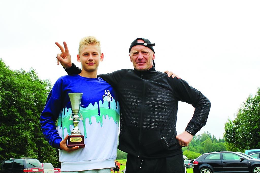 Sacensību organizators Vilnis Ziediņš kopā ar “Reinīša kausa” ieguvēju Dāvidu Šalkovski no Vangažiem.   
Autors: no privātā arhīva