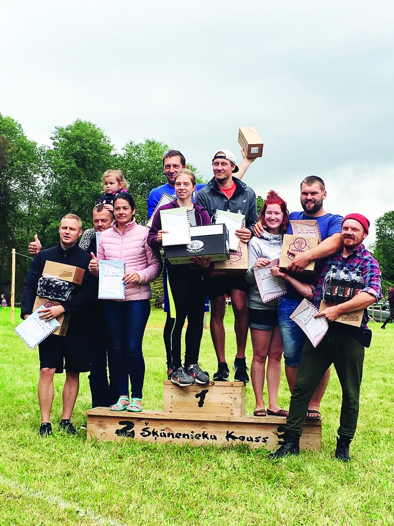 Triatlonā komandām uz augstākā goda pjedestāla pakāpiena - “Ar putniem galvā” (Gulbene, Lejasciems), otrajā vietā - “Berkoldi” (Beļava), trešajā - “Brāļi un māsas” (Rīga).	
Autors: no D.Putnas personiskā arhīva