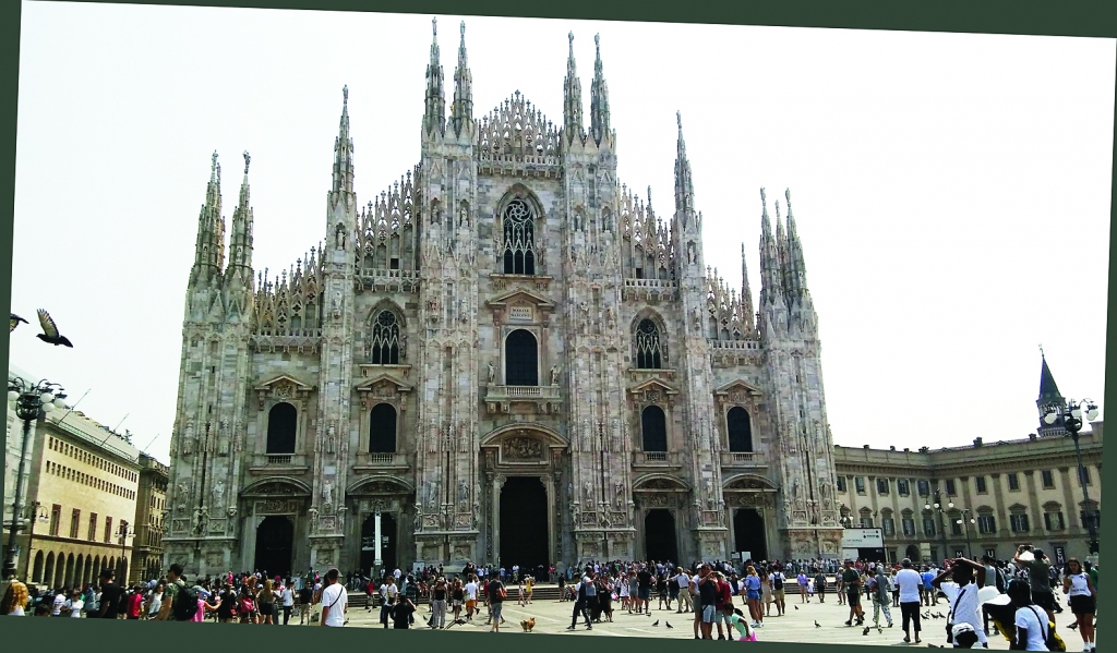 Milānas katedrāle ir pilsētas lielākais lepnums. Saulainās dienās liekas, ka baltā marmora fasāde mirdz. Naktī tā ir fantastiski izgaismota!
Autors: Pārsla Konrāde   