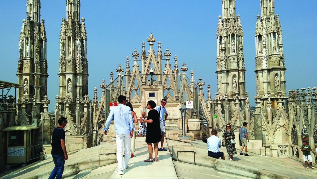 Uz Milānas katedrāles jumta. No ārpuses Milānas katedrāle izskatās gracioza un “aptamborēta”. 
Autors: Pārsla Konrāde   