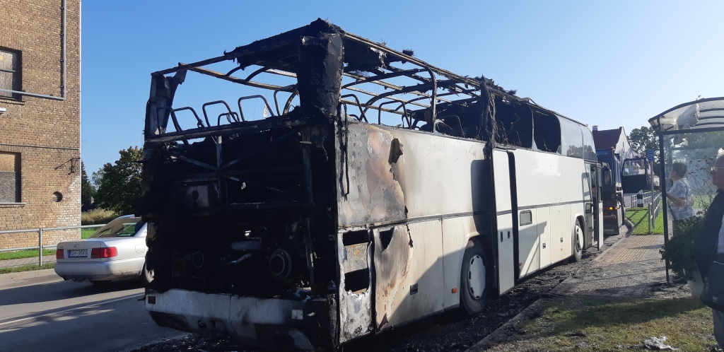 par laimi, piedzīvo tikai izbīli. Ceturtdien, 15.augustā, Alūksnē, Tālavas ielā, sadega pasažieru autobuss. Pirms ugunsdzēsēju glābēju ierašanās no autobusa bija evakuējušies 50 cilvēki, pārsvarā gulbenieši. Par laimi, neviens nebija cietis. Bija aizdedzies kāda Gulbenes privātuzņēmēja autobuss “Neoplan”, kas bija ceļā no Gulbenes uz Sāremā, vedot 50 pasažierus. Pasažieri veiksmīgi evakuējušies, piedzīvojot tikai izbīli, arī abiem šoferiem nekas nekait, bet autobuss nodedzis gandrīz pilnībā. 
Autors: Sandra Apine (“Alūksnes un Malienas Ziņas”)